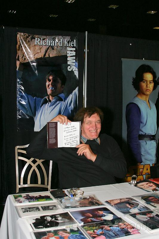 IMG_6263.jpg - Richard Kiel signs an autograph book for a friend of a friend...http://www.richardkiel.com/