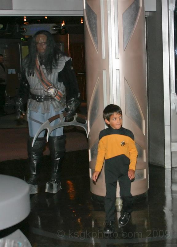 IMG_6511.jpg - Kyle and the large Klingon from Quarks... www.aliencomedian.com