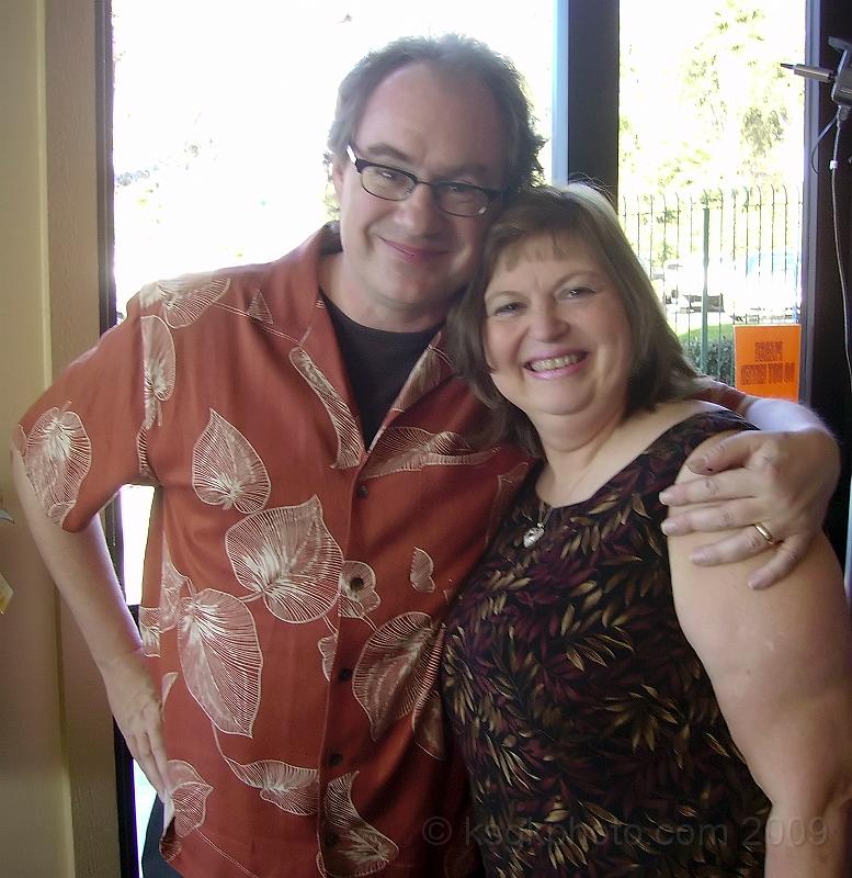 PICT2334.jpg - John Billingsley (Enterprises "Dr. Phlox") poses with Aunt Vickie.http://en.wikipedia.org/wiki/Phlox_(Star_Trek)