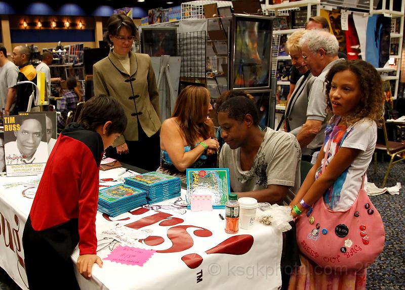 _MG_6345.jpg - Kyle watches Tim Russ sign his book, I suspect thats Tims daughter to the right.http://en.wikipedia.org/wiki/Tim_Russ