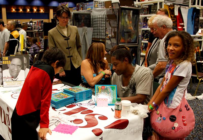 _MG_6346.jpg - Kyle watches Tim Russ sign his book, I suspect thats Tims daughter to the right.http://en.wikipedia.org/wiki/Tim_Russ