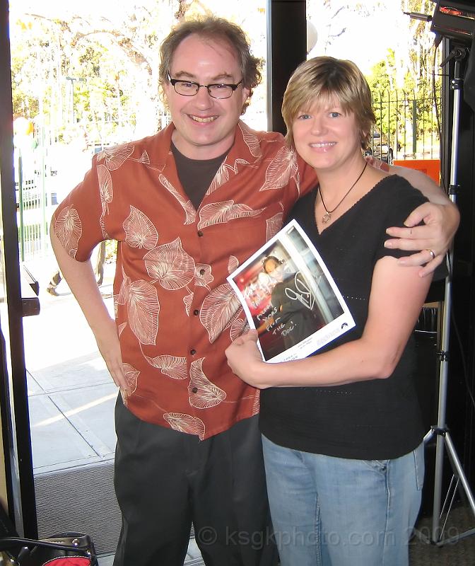 IMG_0115.jpg - John Billingsley (Enterprises "Dr. Phlox") poses with Carla and the aforementioned autograph photo.http://en.wikipedia.org/wiki/Phlox_(Star_Trek)